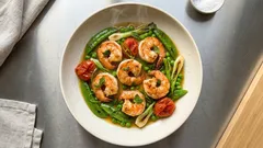 Garnelenpfanne mit Gemüse, Chili und Minze – in 15 Minuten auf dem Tisch